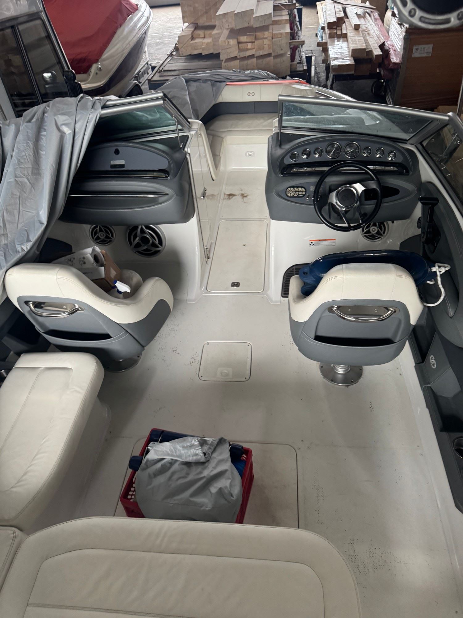 Cobalt 222, Cockpit Richtung Bug vorher