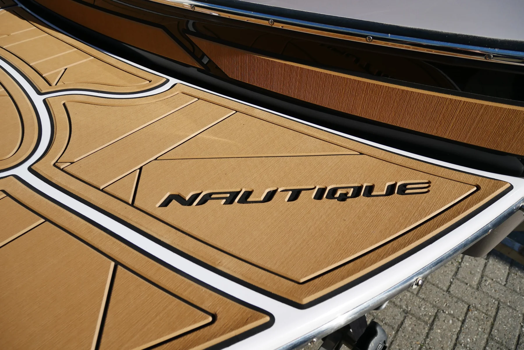 Super Air Nautique 220 TE mit KENYU Core Boden: Badeplattform: NAUTIQUE-Schriftzug