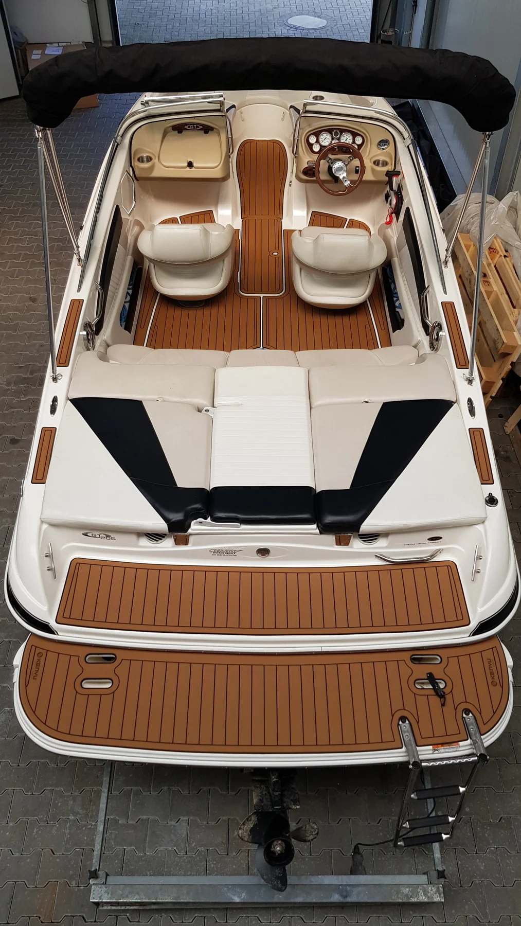 Glastron 205 GT mit KENYU Core Boden: Heck mit beiden Badeplattformen