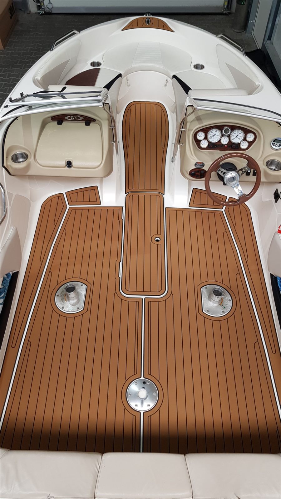 Glastron 205 GT mit KENYU Core Boden in Teakoptik