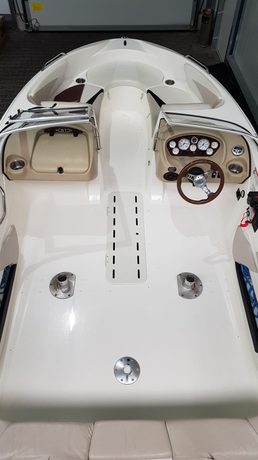 Glastron 205 GT mit blankem GFK vor der Ausstattung mit EVA-Boden
