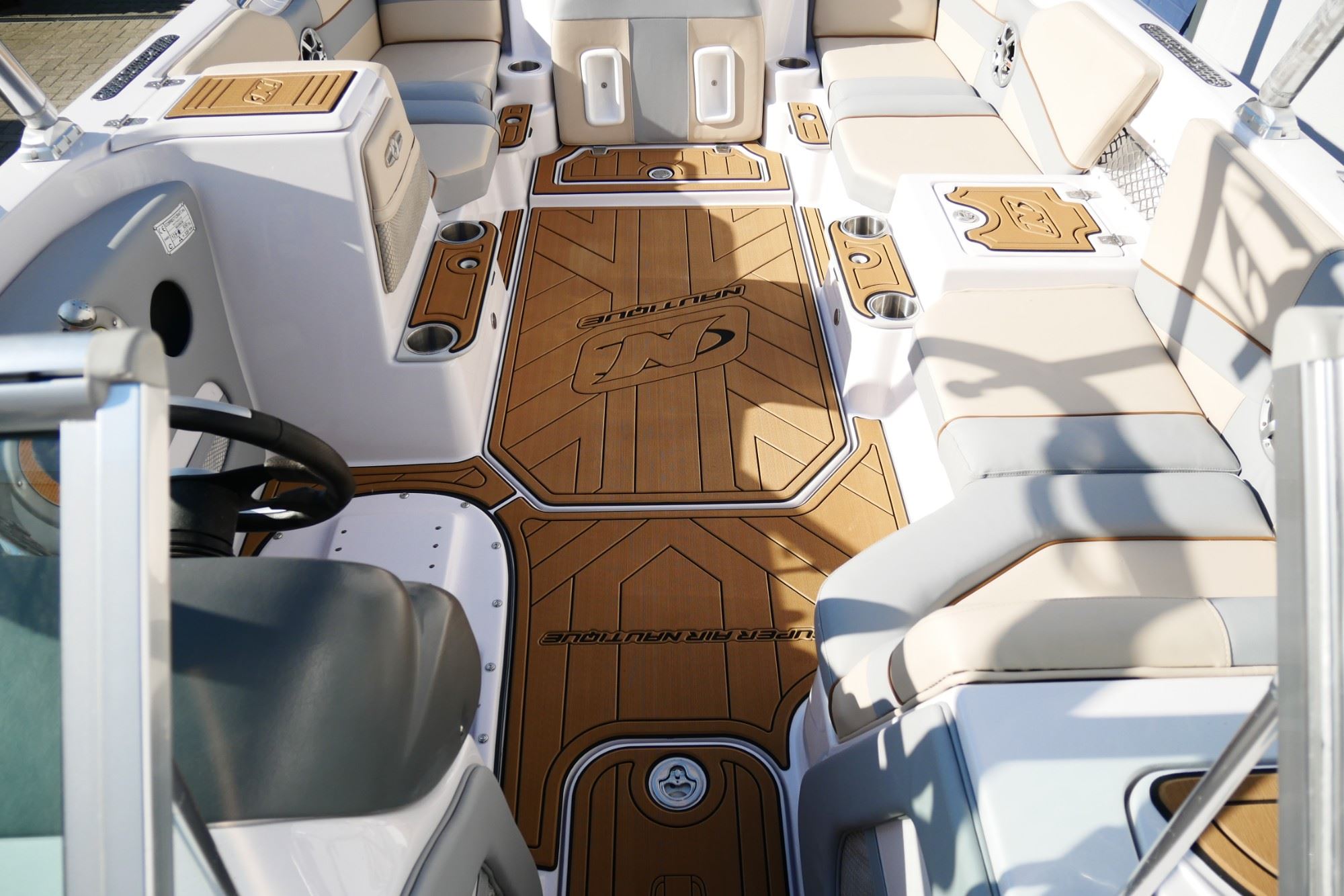 KENYU Core EVA-Bootsboden in Teak und Schwarz im Cockpit einer Super Air Nautique 220 TE