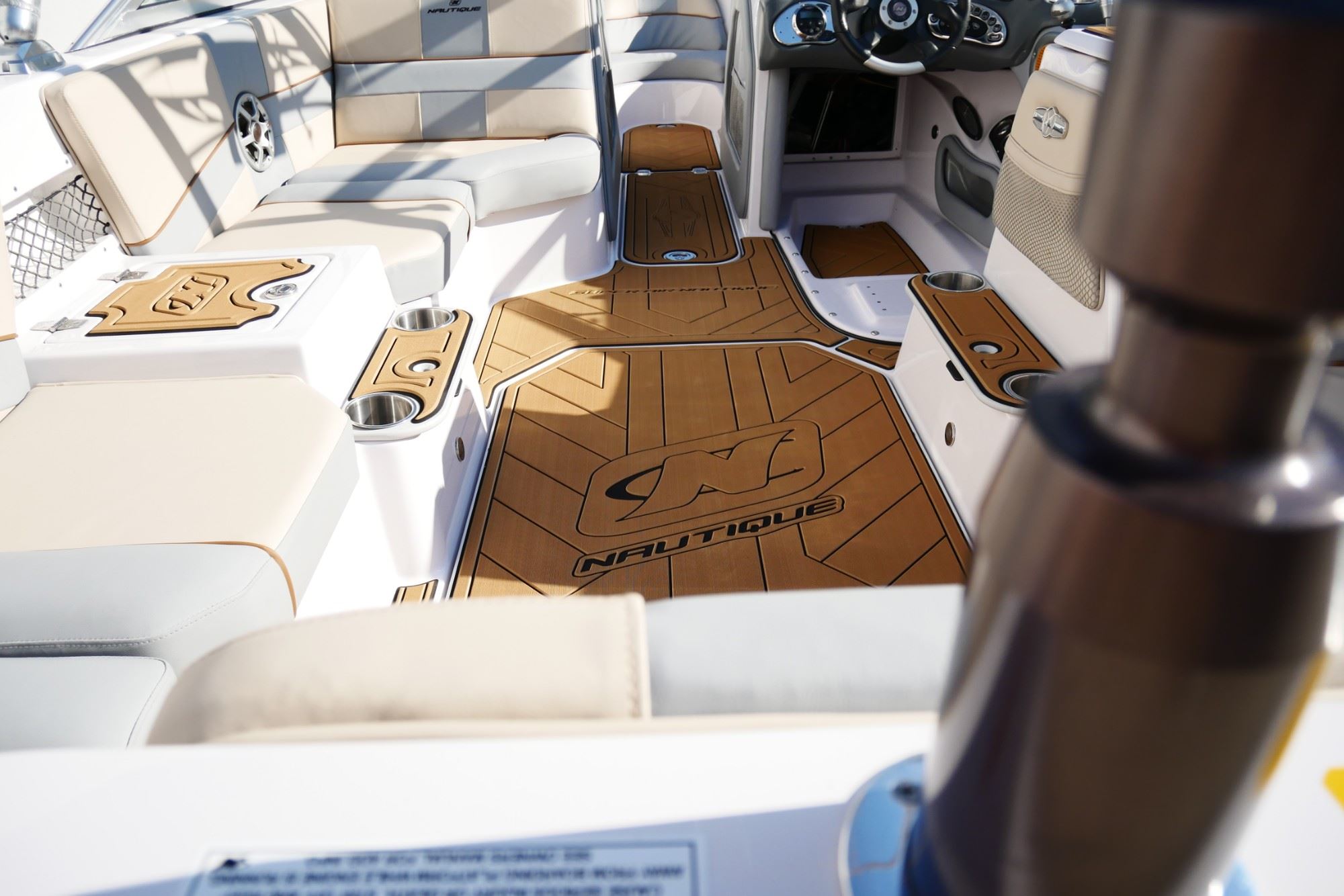 Super Air Nautique 220 TE: fertiger Boden nach dem Entwurf
