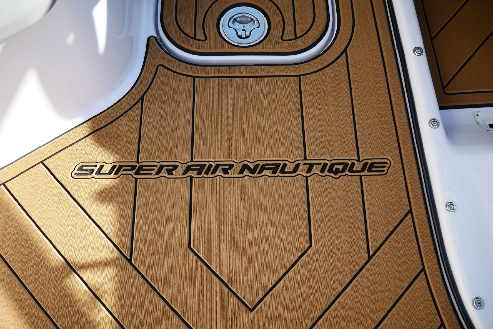 Super Air Nautique 220 TE mit KENYU Core Bootsboden in Teak / Black