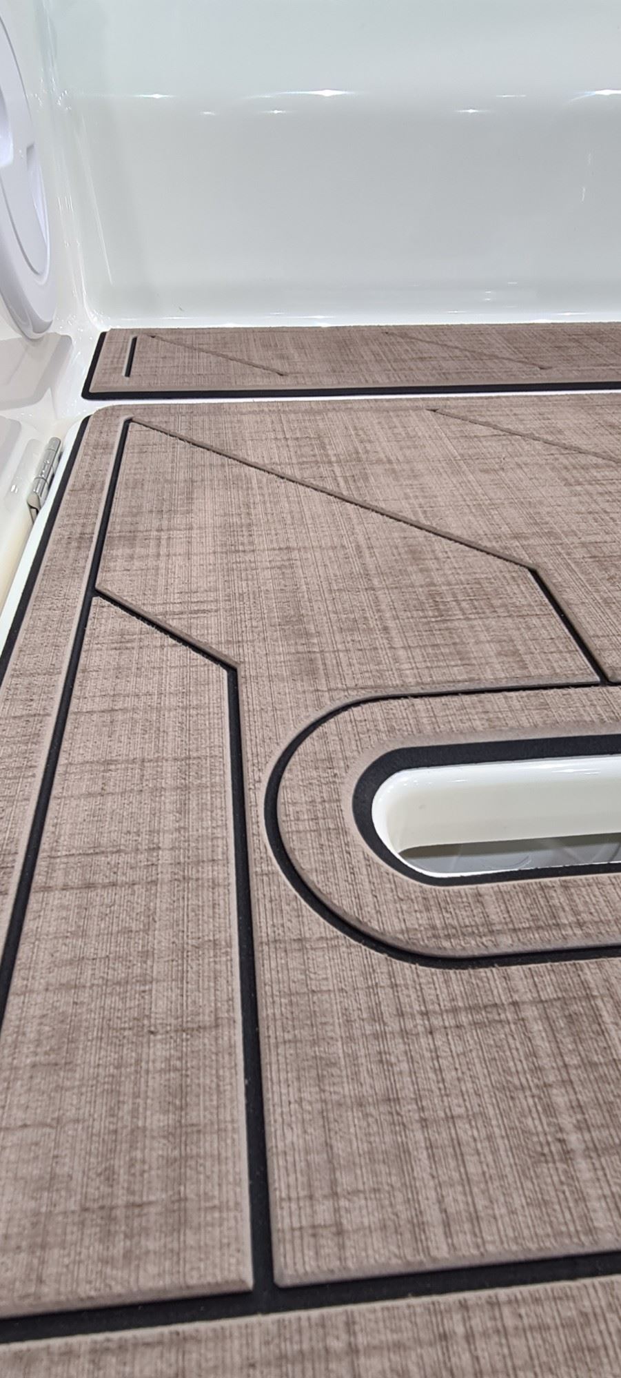 Quicksilver 605 Open mit KENYU Signature Boden: Detail: Laser Top Linen und Fuge