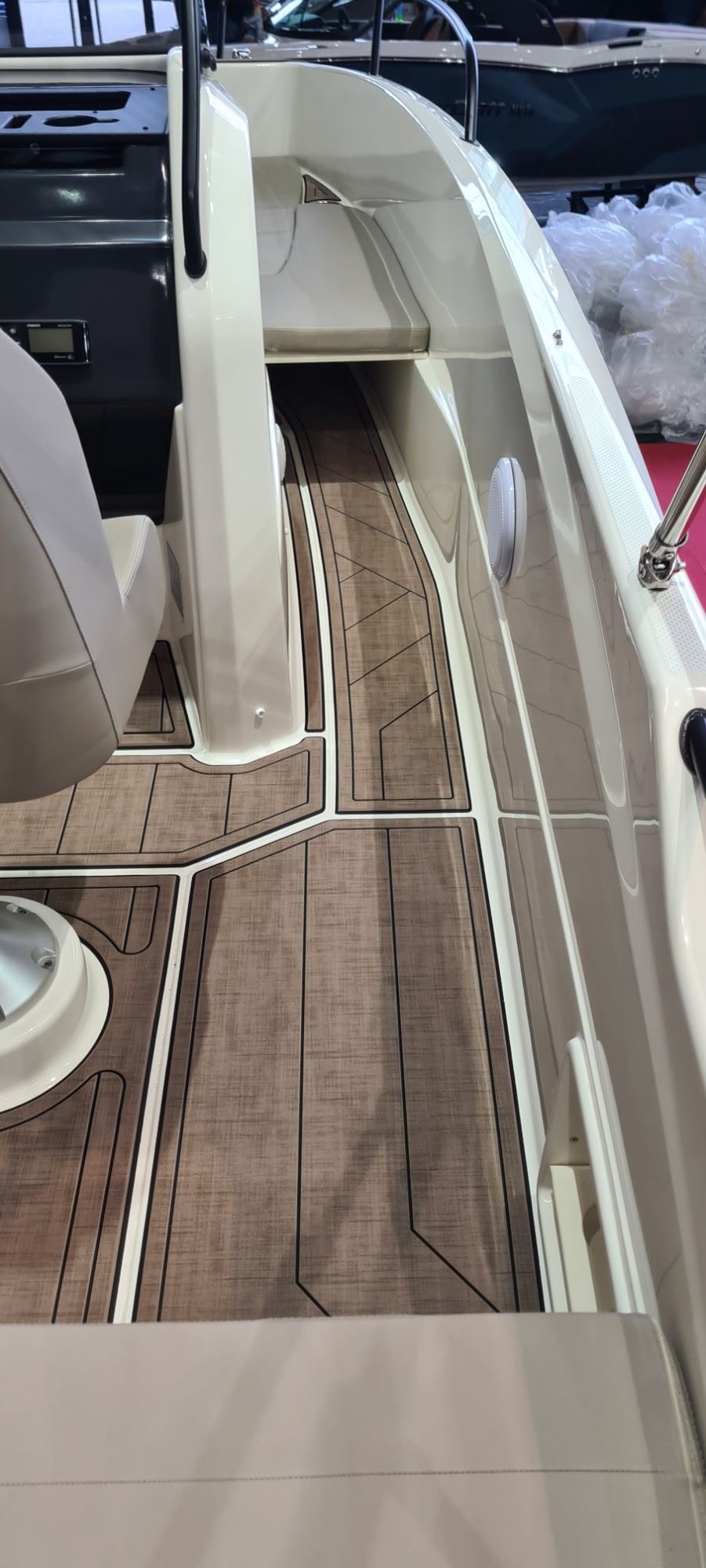Quicksilver 605 Open, Gangboard neben dem Steuerstand mit KENYU Signature Boden in Terra / Black