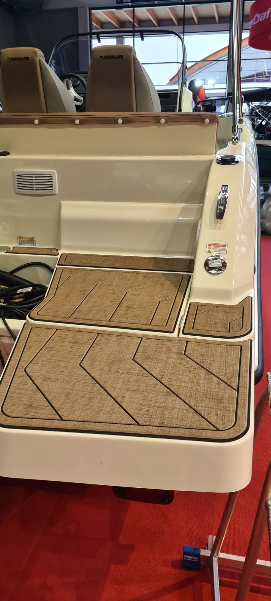 Quicksilver 605 Open mit KENYU Signature Boden: Heck mit Badeplattformen