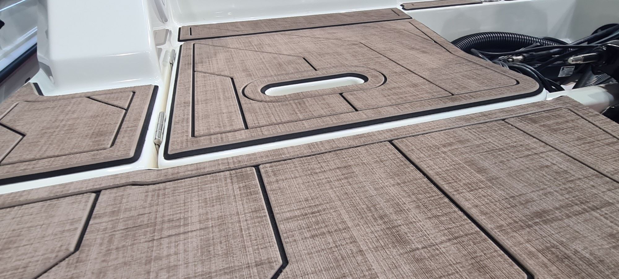 Quicksilver 605 Open mit KENYU Signature Boden: Detail: Linen-Struktur auf der Badeplattform