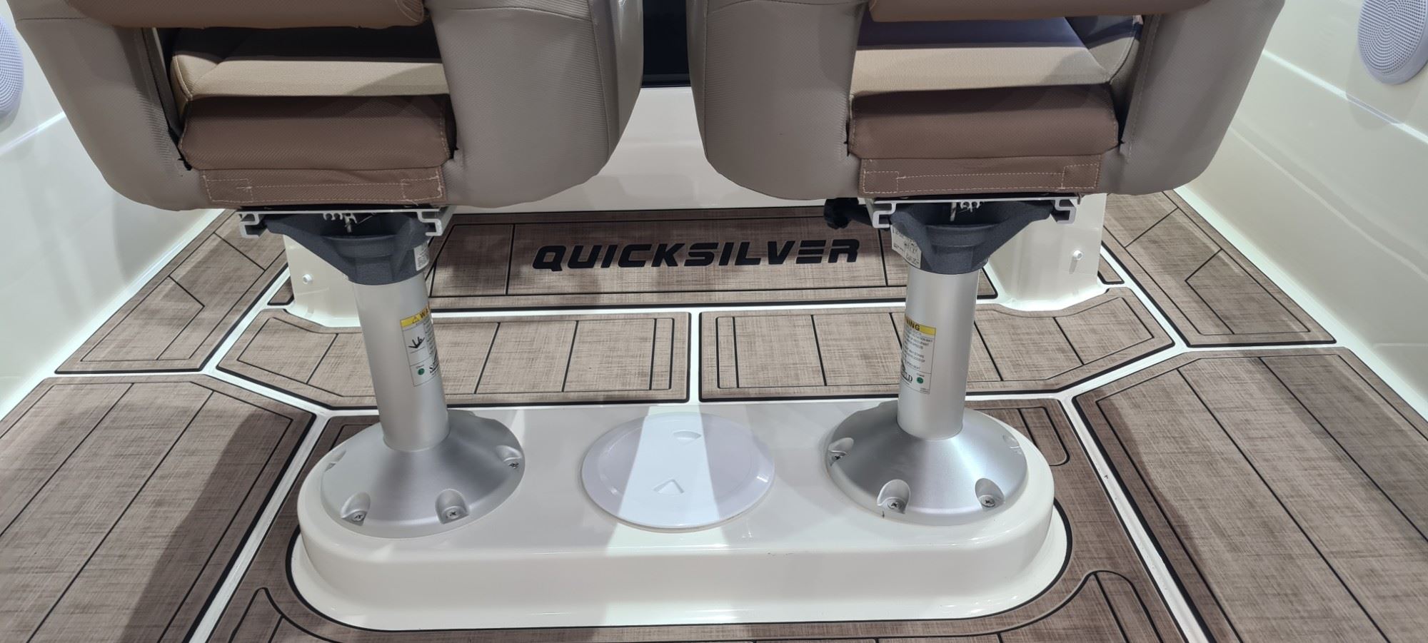 Quicksilver 605 Open mit KENYU Signature Boden: Quicksilver-Schriftzug am Steuerstand