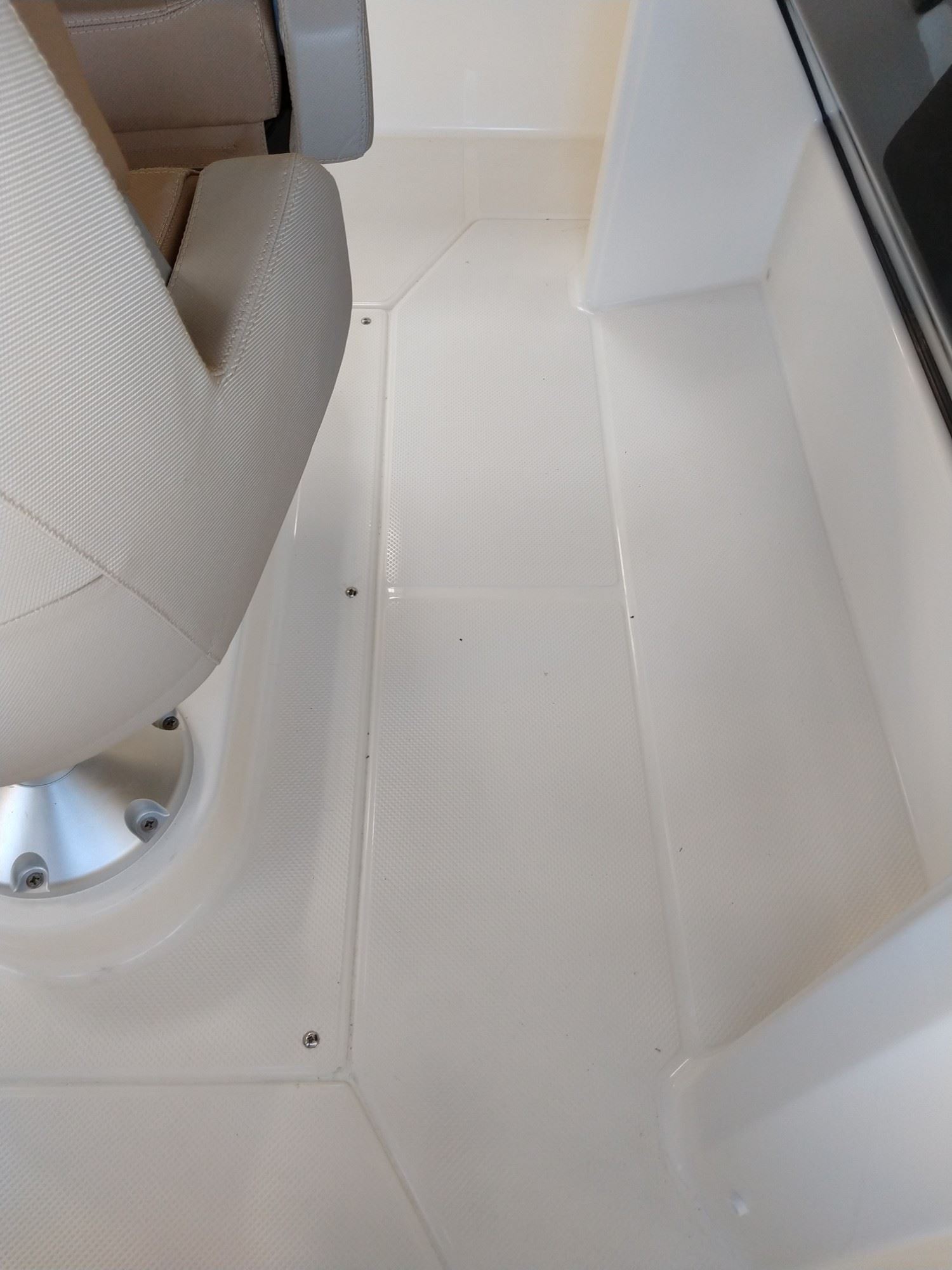 Quicksilver 605 Open, Gangboard neben dem Steuerstand vorher