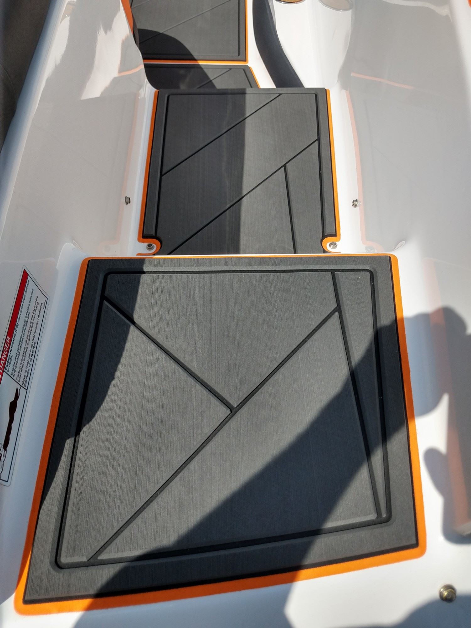 Regal 1900 LE Bowrider mit KENYU Signature Boden: Ablagen im Bug