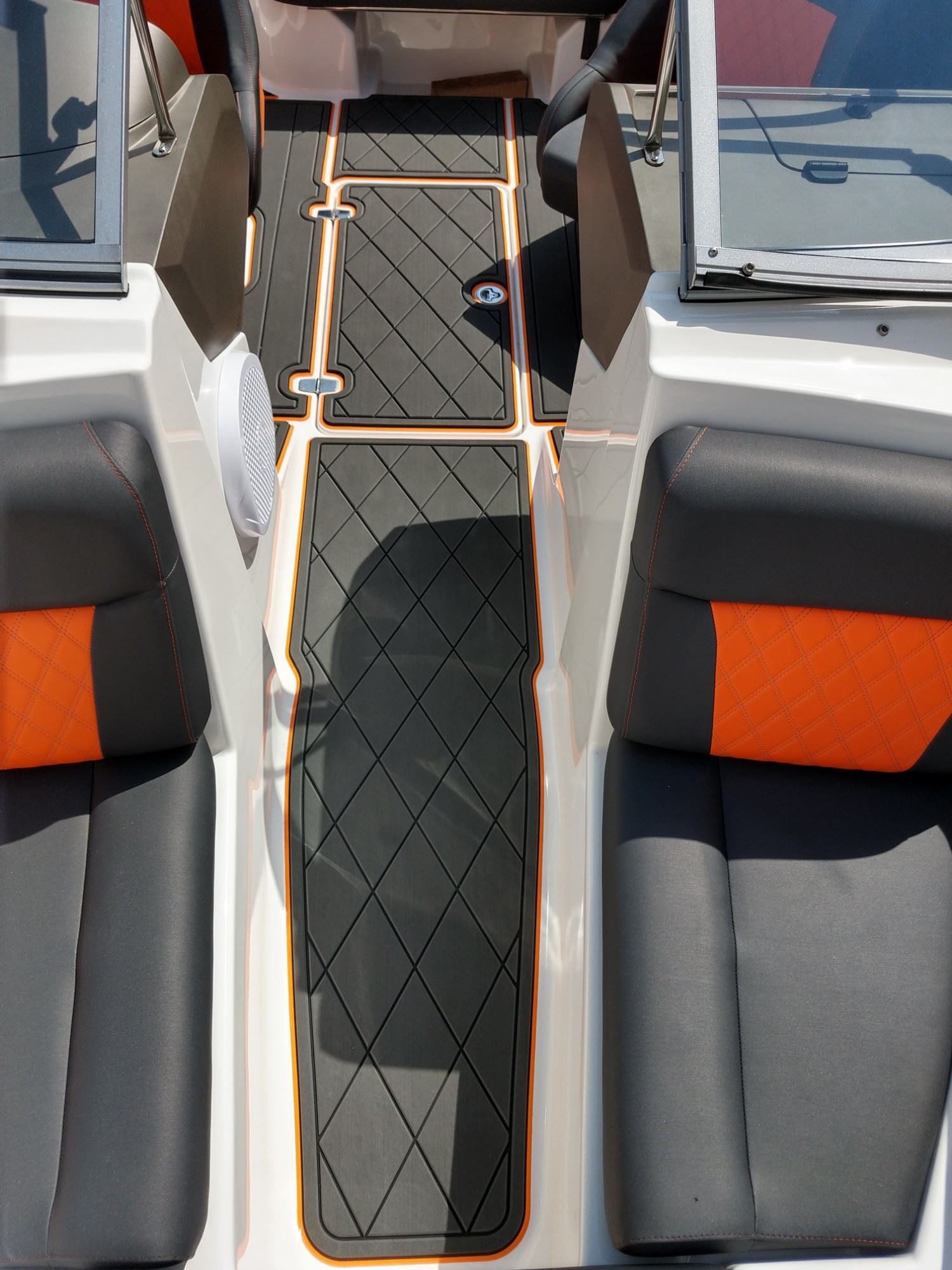 Regal 1900 LE Bowrider mit KENYU Signature Boden: Durchgang zum Bug