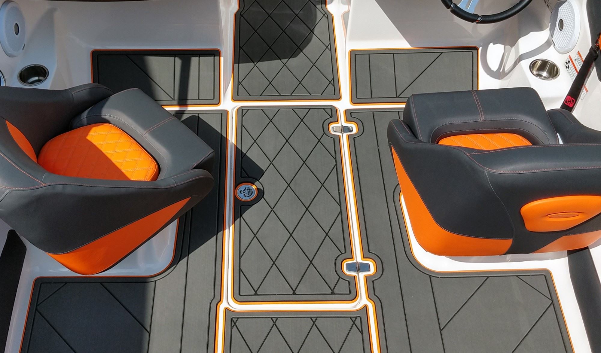 Regal 1900 LE Bowrider mit KENYU Signature Boden: Rauten im Mittelgang, Linien im Cockpit