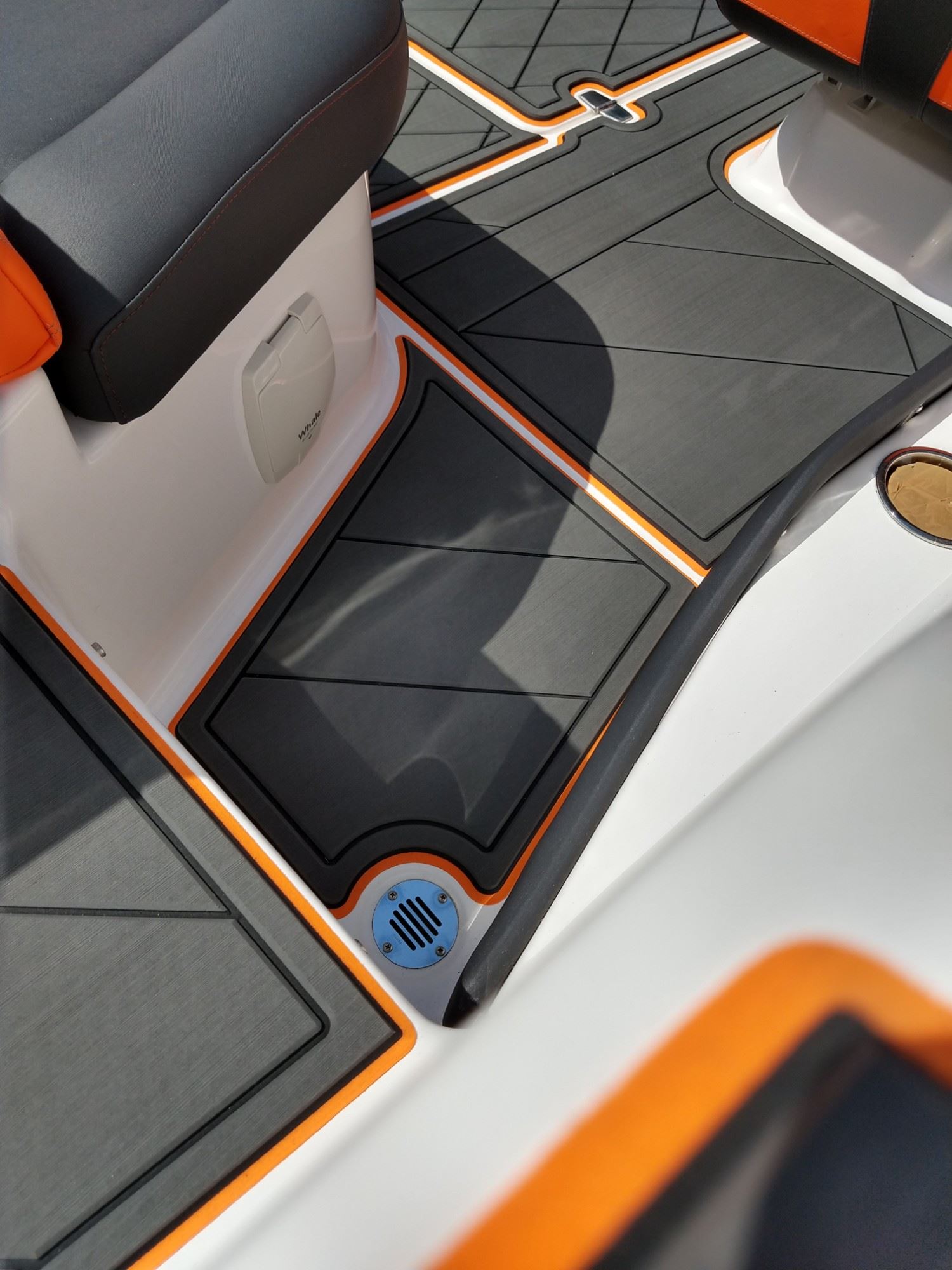 Regal 1900 LE Bowrider mit KENYU Signature Boden: Durchgang zur Badeplattform