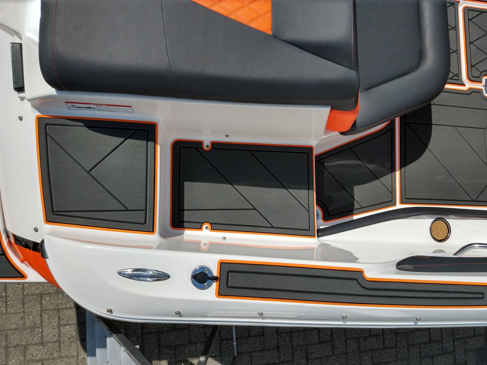 Regal 1900 LE Bowrider mit KENYU Signature Boden: Heck und Seitenablagen