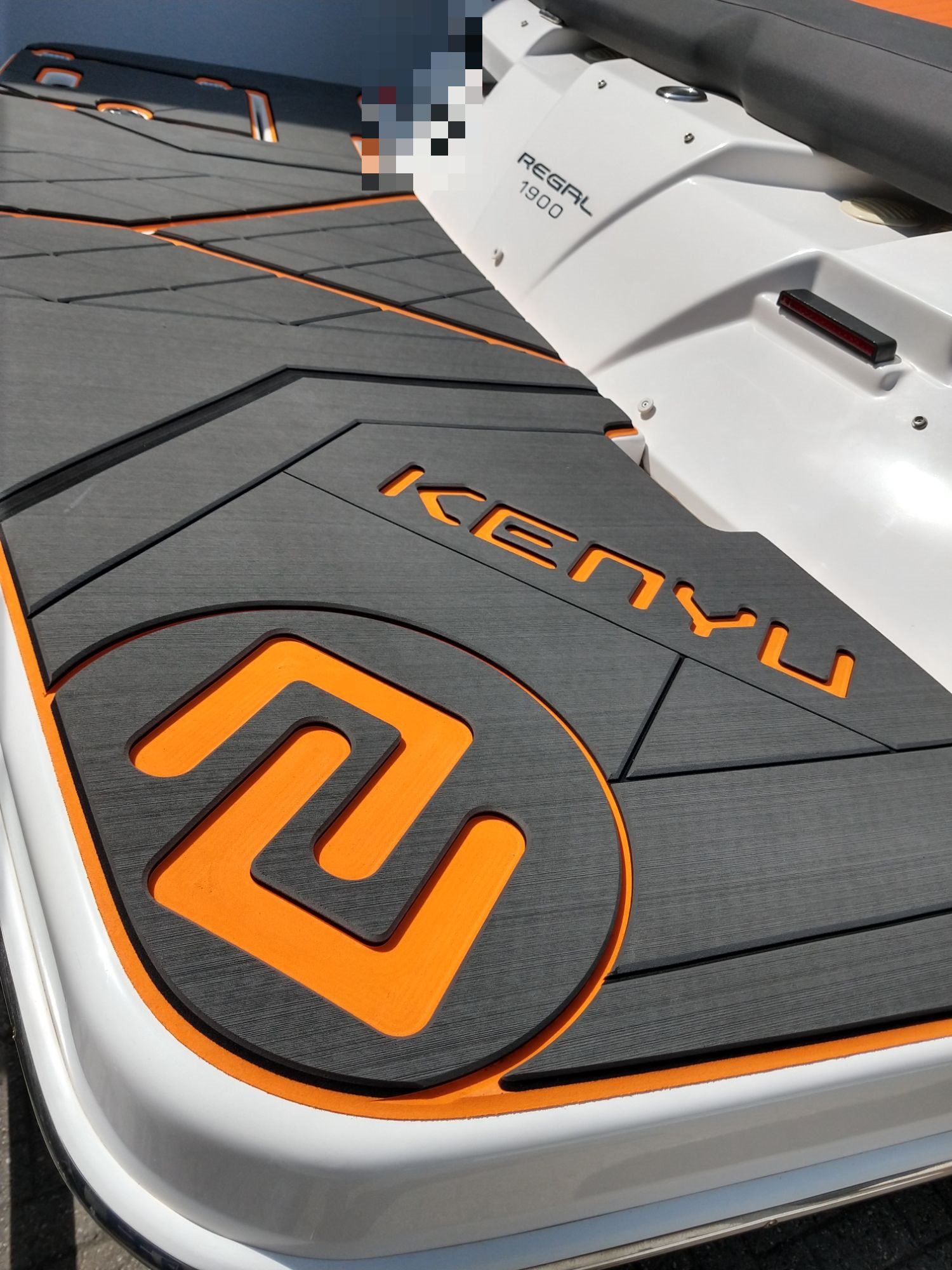Regal 1900 LE Bowrider mit KENYU Signature Boden: KENYU-Logo in Orange, dreilagig eingearbeitet