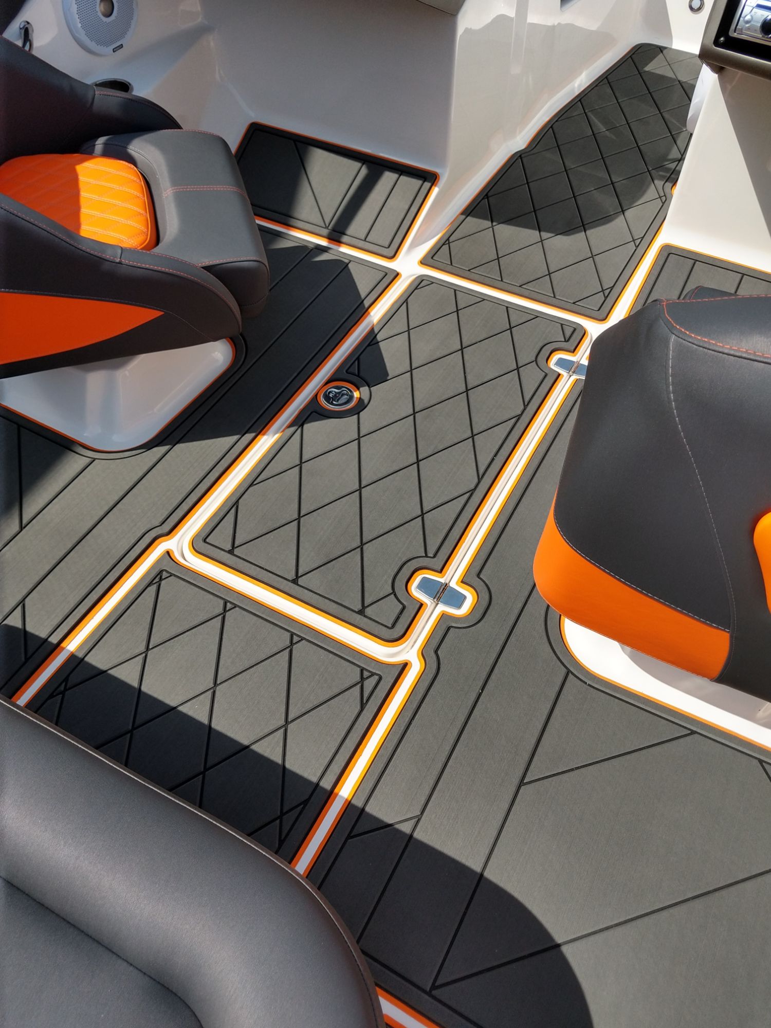 KENYU Signature auf Regal 1900 LE Bowrider, Slate Gray / Black / Orange · dreilagig · KENYU-Logo