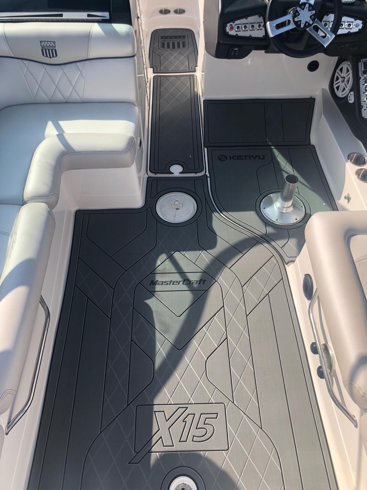 Mastercraft X15 mit KENYU Core Bootsboden in Dark Grey / Black