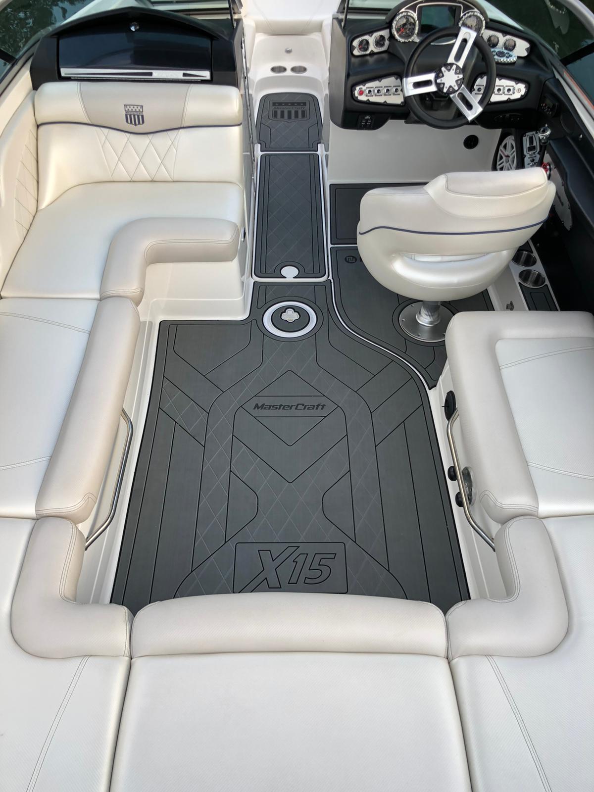 Mastercraft X15, Cockpit mit KENYU Core Boden in Dark Grey / Black