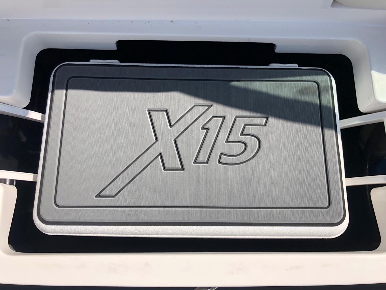 Mastercraft X15 mit KENYU Core Boden: Klappe mit X15-Schriftzug