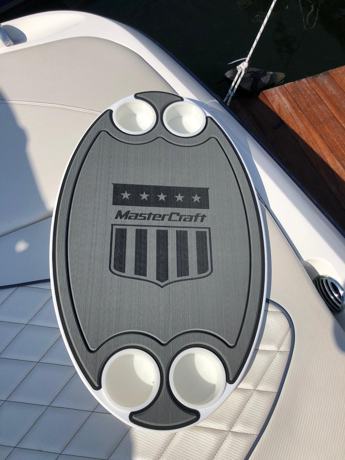 Mastercraft X15 mit KENYU Core Boden: Tisch mit MasterCraft-Wappen
